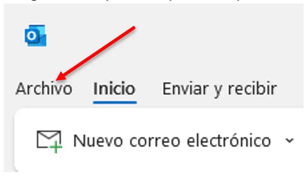 Cinta de Outlook con una flecha señalando la pestaña Archivo, en la esquina superior izquierda